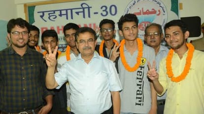 Bihar: poor students selected in IIT exam