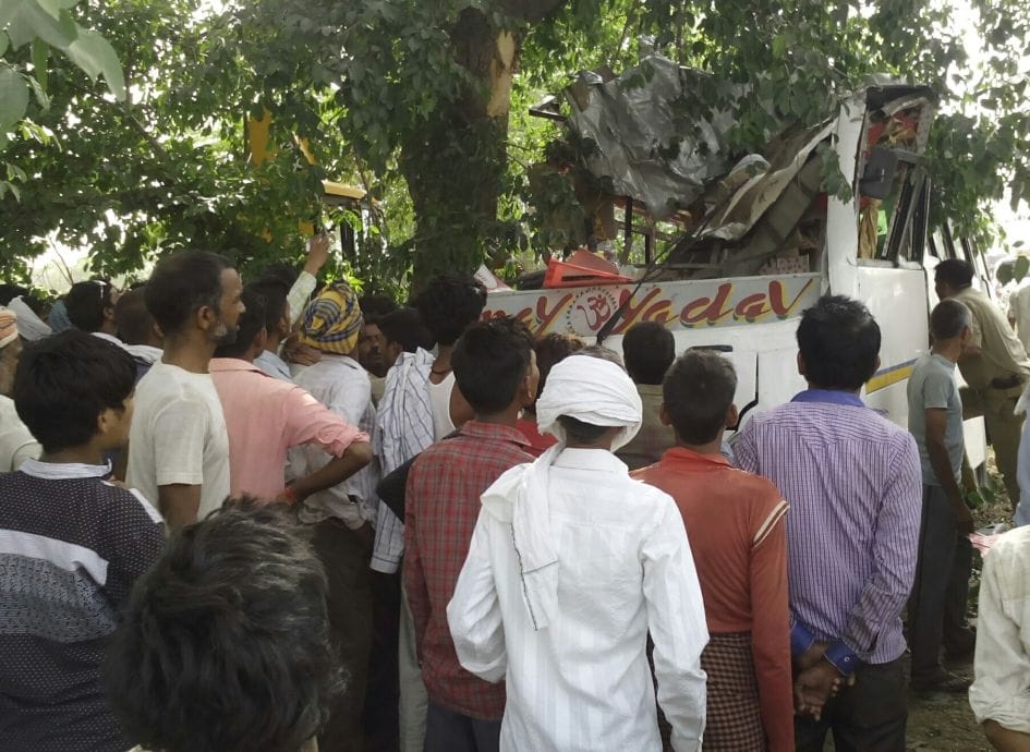 Dggamar to overtake the bus collided with a tree