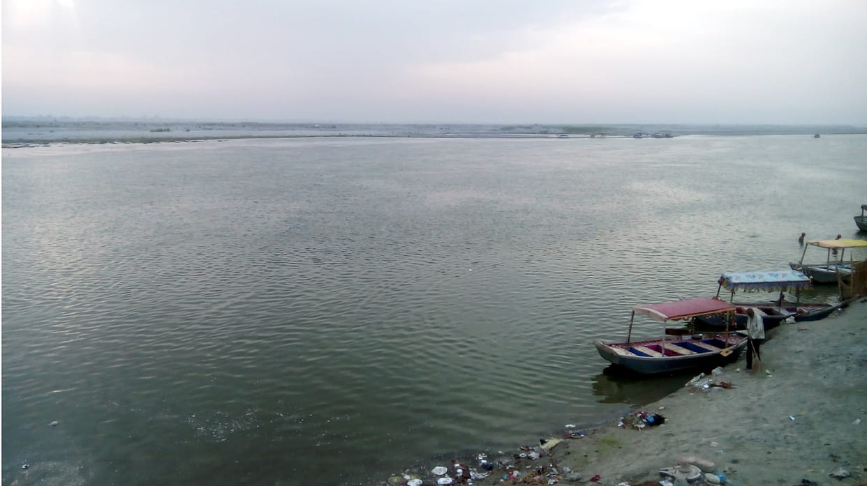 ganga dashahara: avyavasthaon ke beech lagegee dubakee