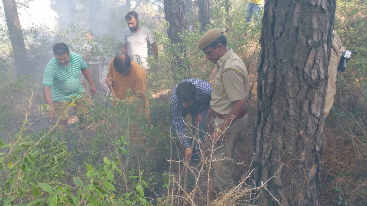 forest minister lal singh put out forest Fire in chinaini