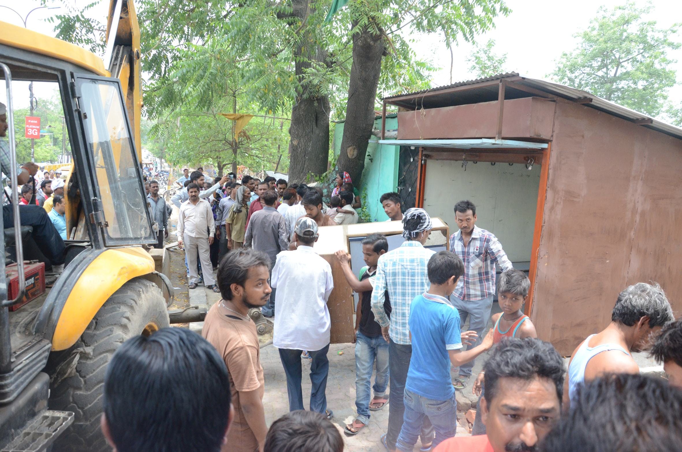 women protested against nagar nigam encroachment campaign