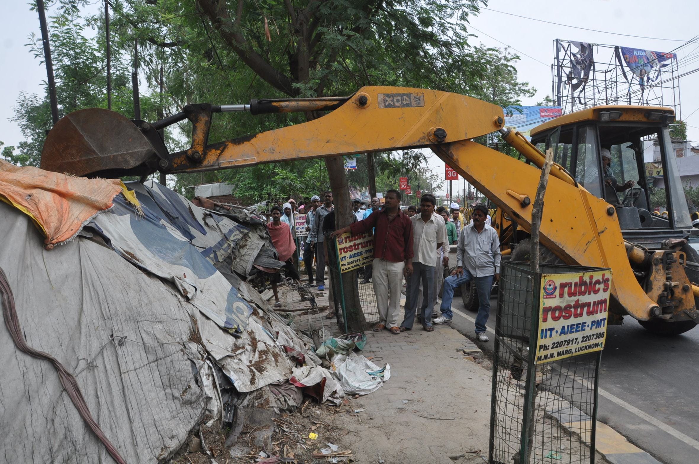 women protested against nagar nigam encroachment campaign