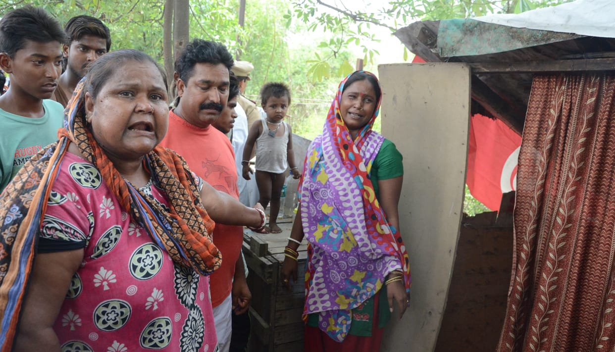 women protested against nagar nigam encroachment campaign