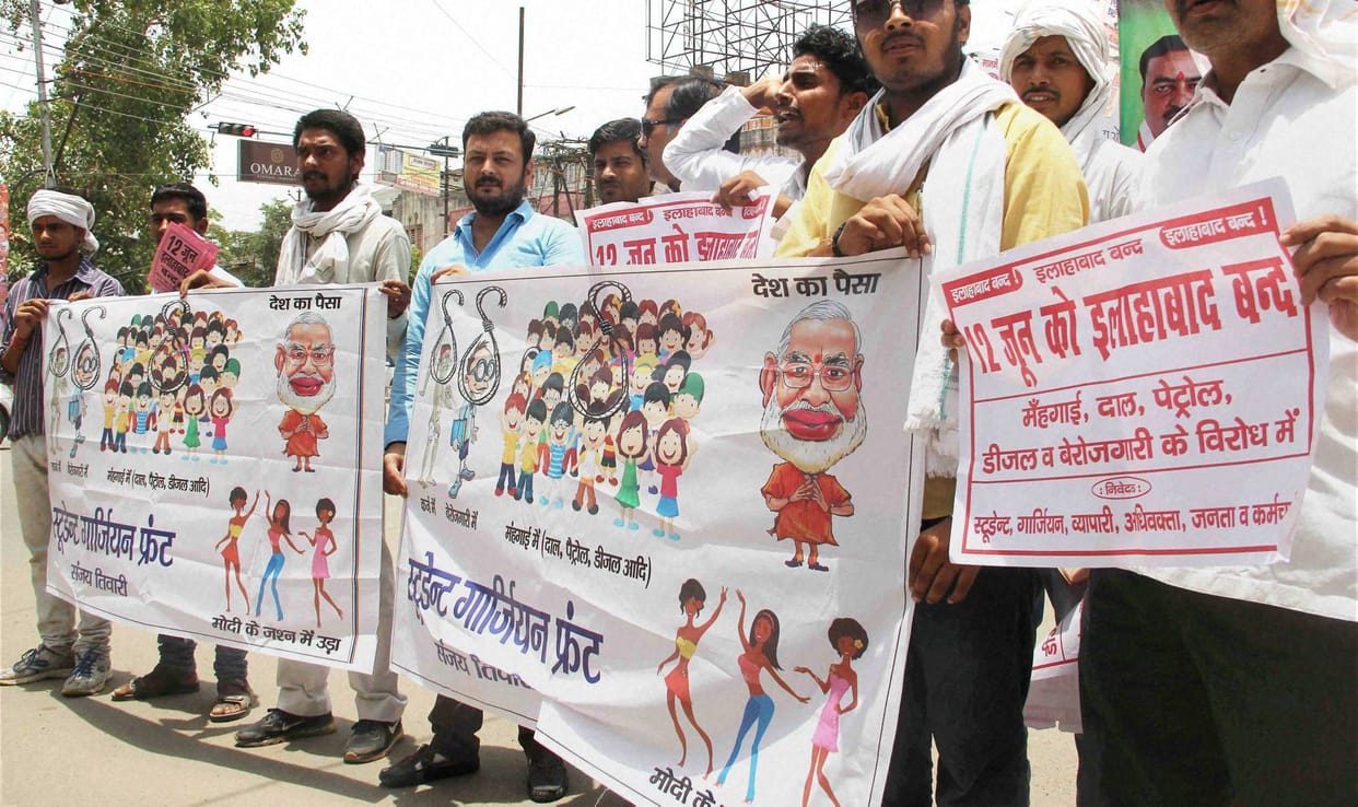 protest of indian national congress and students against narendra modi in allahabad
