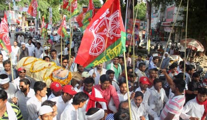 protest of indian national congress and students against narendra modi in allahabad