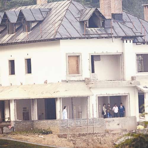 Sonia Gandhi inspect daughter Priyanka's dream home