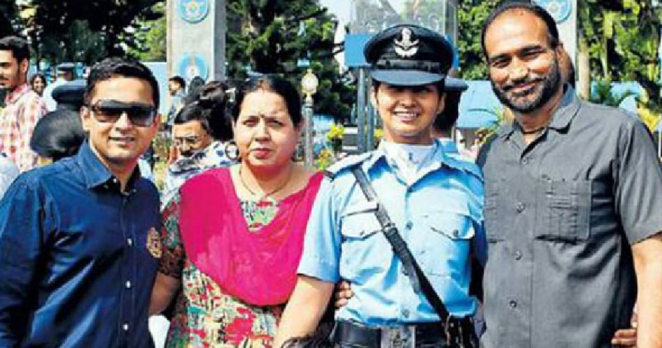 cloth shop owner daughter flying officer sapna sharma creats history