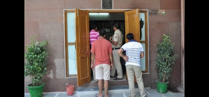 aap mla and bhupendra mavi protested and allegedly create furore at congress councillor rekha office