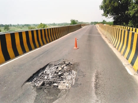 Shanbhua the damaged bridge crossing