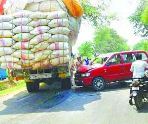 SUV collided with a mini-truck, 11 injured