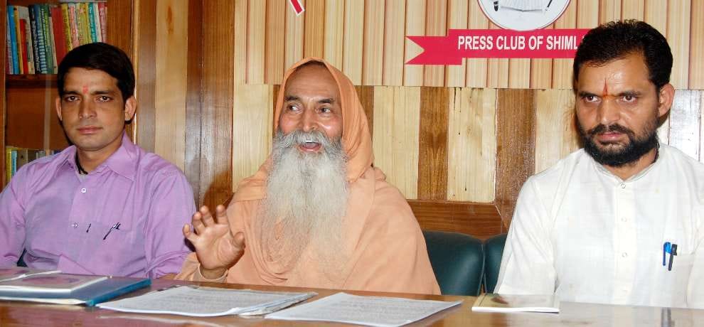 swami gaurishwranand puri verbal attack on ramdev