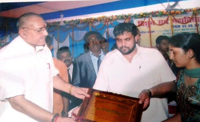 bihar topper scam: tejaswi yadav tweet giriraj singh pics