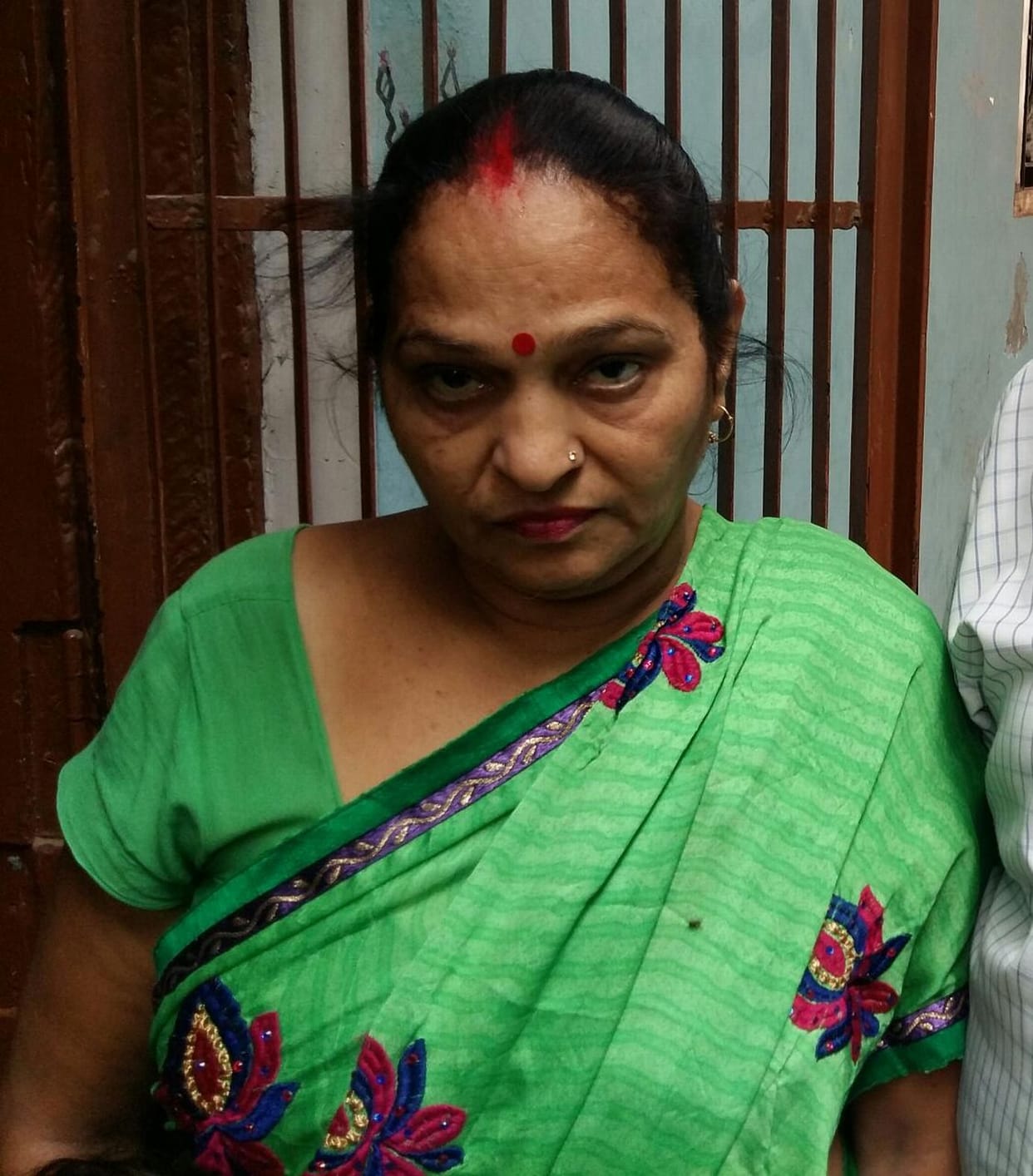 The woman picked up the chain Snecr , an escaped
