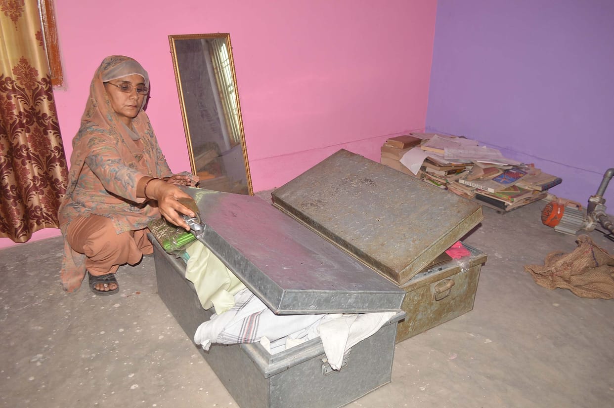 People are sleeping , thieves steal with impunity