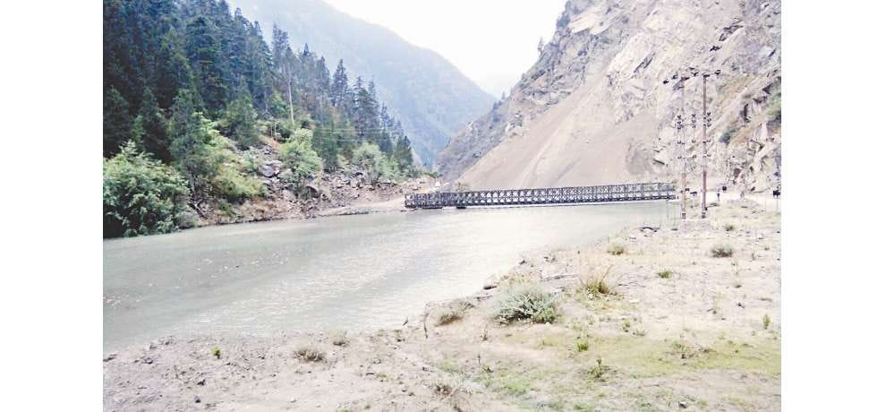 NH 5 at Urni Dhank is blocked due to the massive landslide