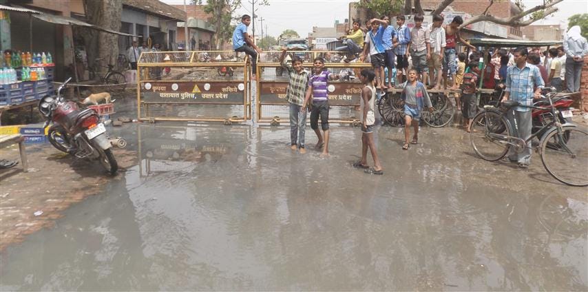 protest against water overflow, jam 