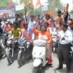  वाहन रैली निकालकर विरोध प्रदर्शन करते अखिल भारत हिंदू महासभा के कार्यकर्ता।
