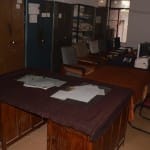 कार्यालय में खाली पड़ी कुर्सियां