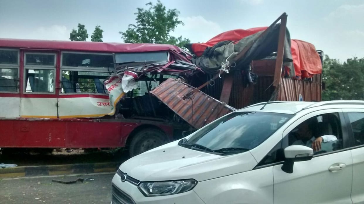 Mini truck clashed bus, killing three people