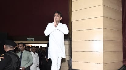 cm akhilesh motivates students in amar ujala medhavi samman samaroh