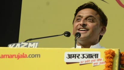  Akhilesh Yadav in Medhavi chatra samman samaroh.