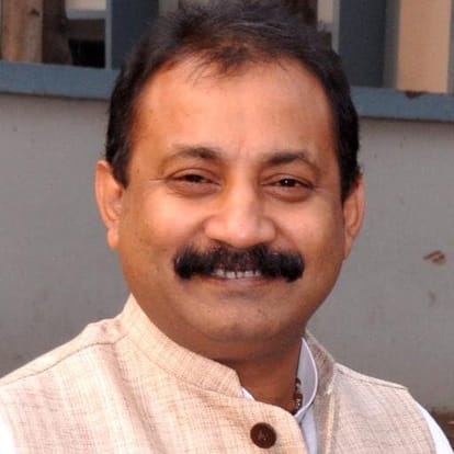 Smriti Irani’s another Twitter tiff, locks horns with Bihar Congress leader.