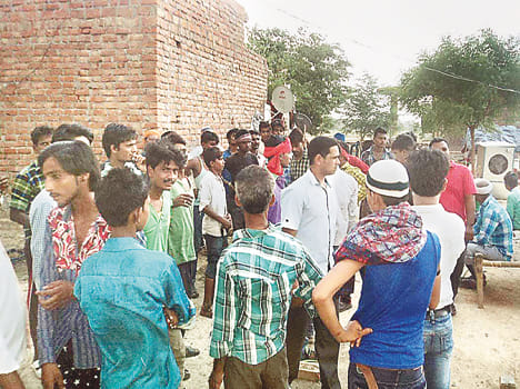  Furious at the death of the young man drinking crowd