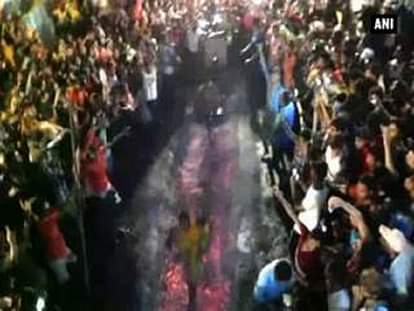 Watch: Blind faith of devotees