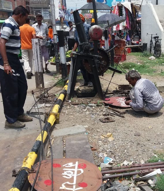 Pickup the broken railway gate, three trains were delayed 