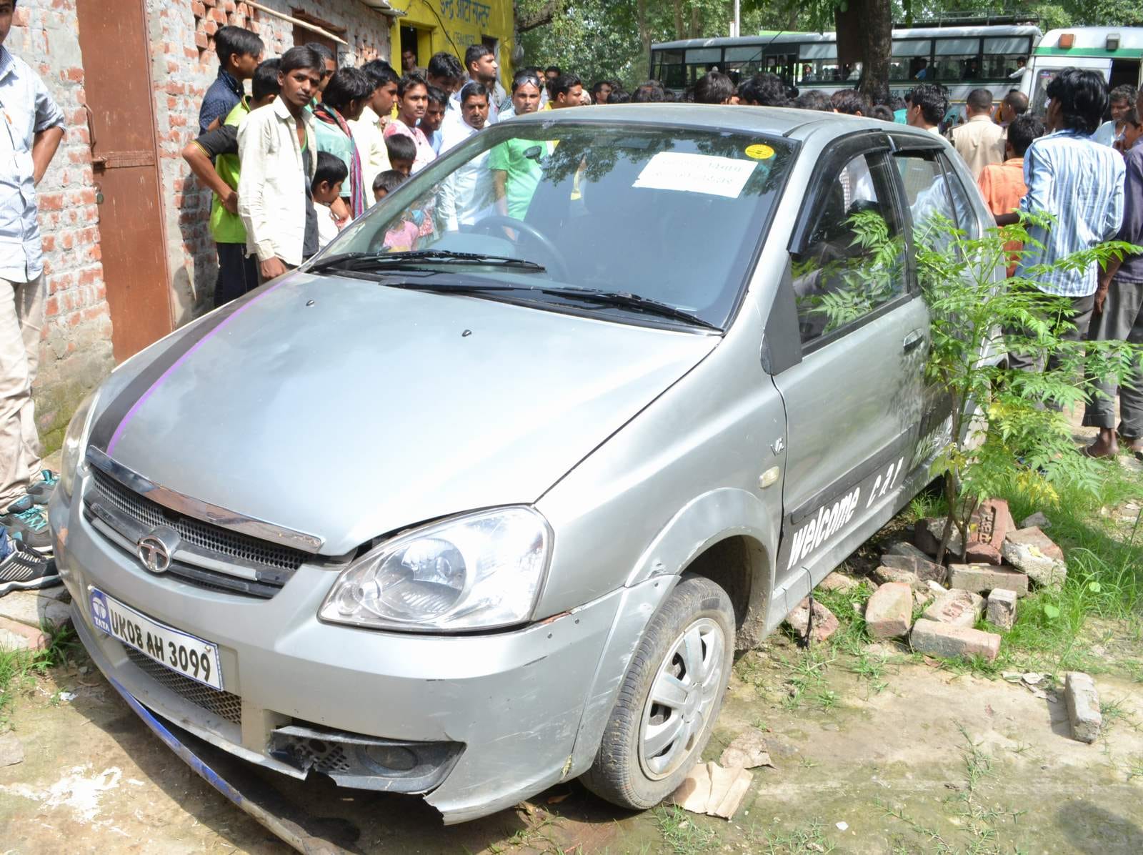 car hit the mechanic, died.