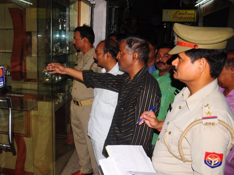 Theft in a jewelry shop in aliganj in Lucknow.