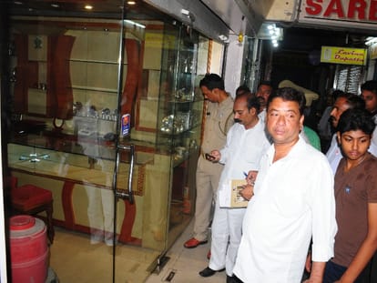 Theft in a jewelry shop in aliganj in Lucknow.