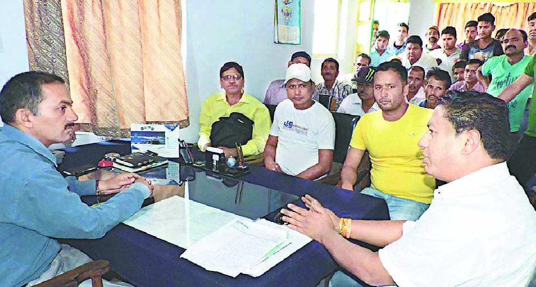Dharmgr fierce putting garbage in rural, expressed opposition