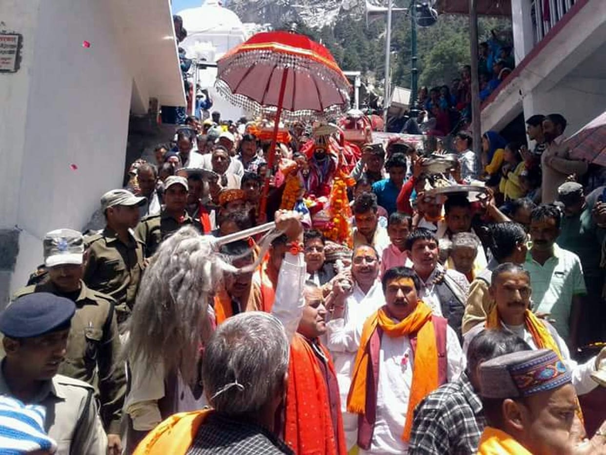 Dip in the Bhagirathi put thousands on Dussehra