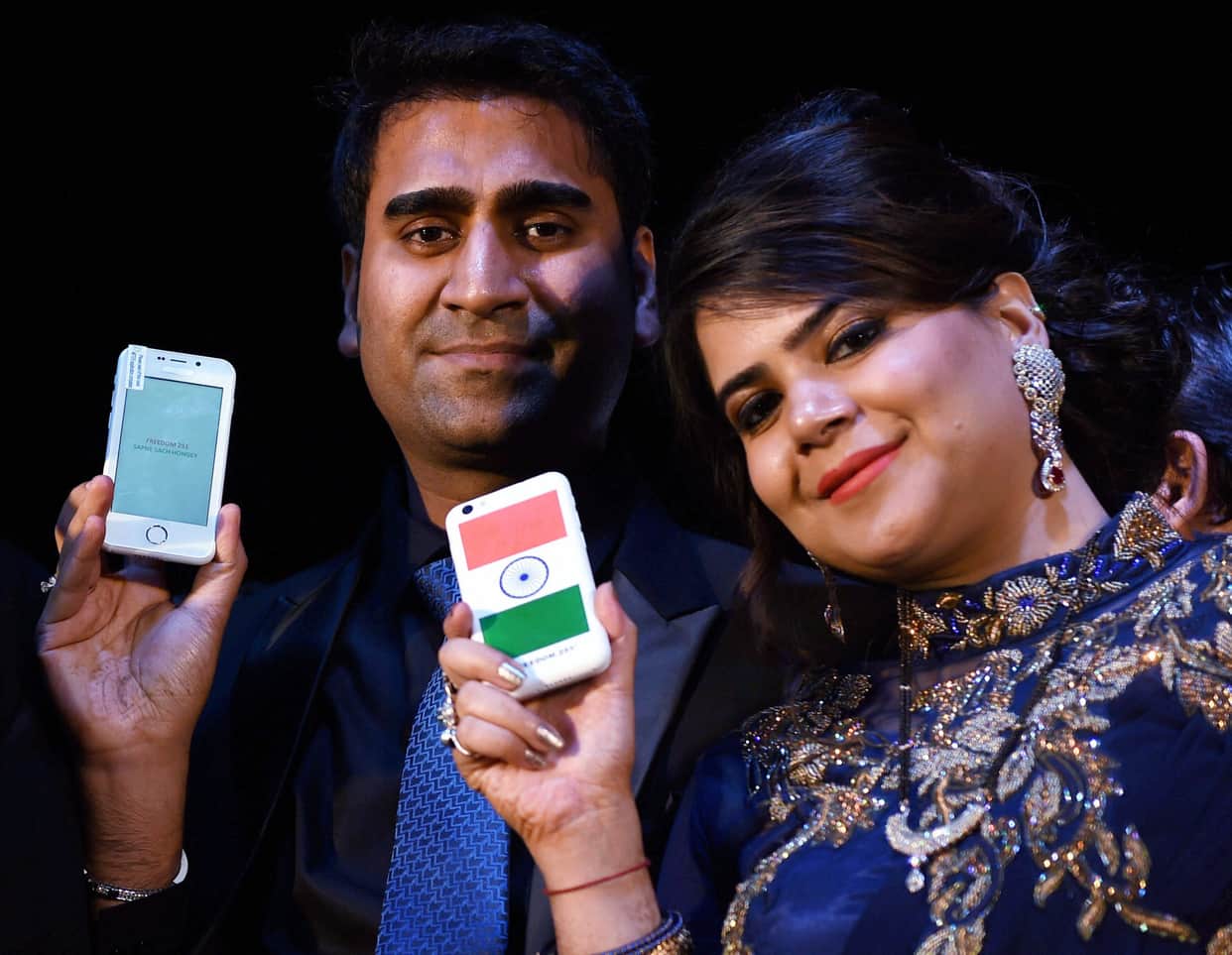 251 smartphone fraud case, police searching mohit goyal's wife and other accused