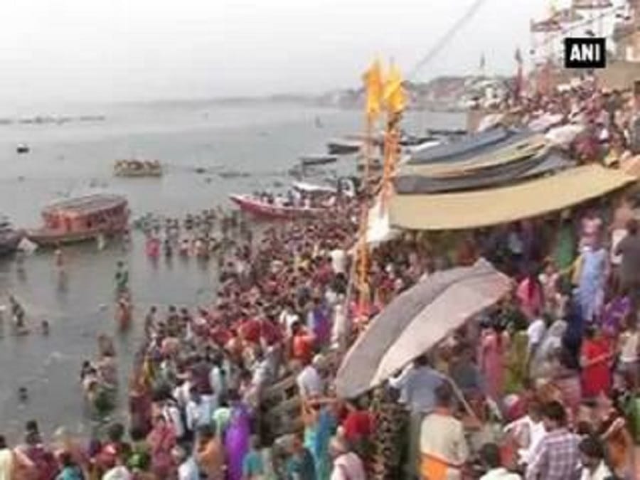 Devotees took a dip in the Ganga on moon
