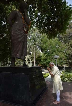 Amar Shaheed Chandrashekhar Azad and bow