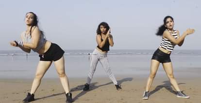These Mumbai Girls Slayed with Their Choreography on Sia’s Cheap Thrills at Juhu Beach