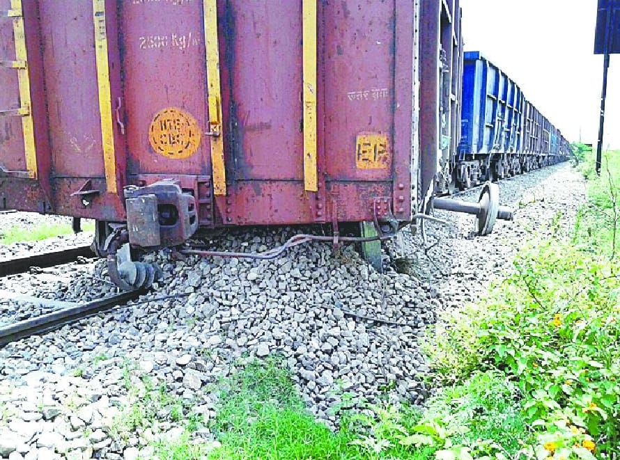 Missing the 39 bogies from the engine, a tumble derail