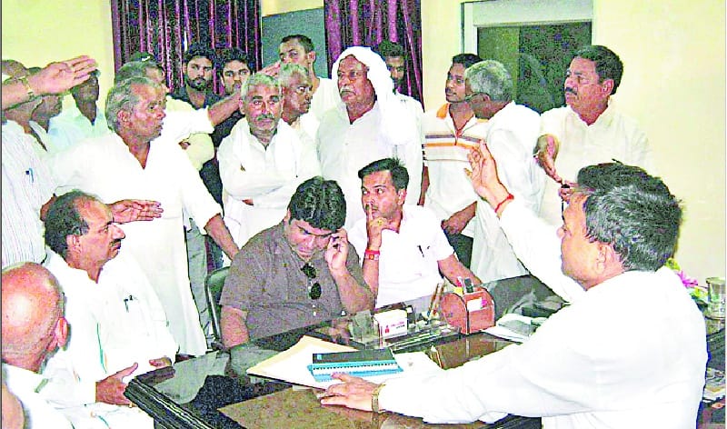 The villagers surrounded Navla SDM