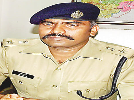 The image of the left upright official Muniraj