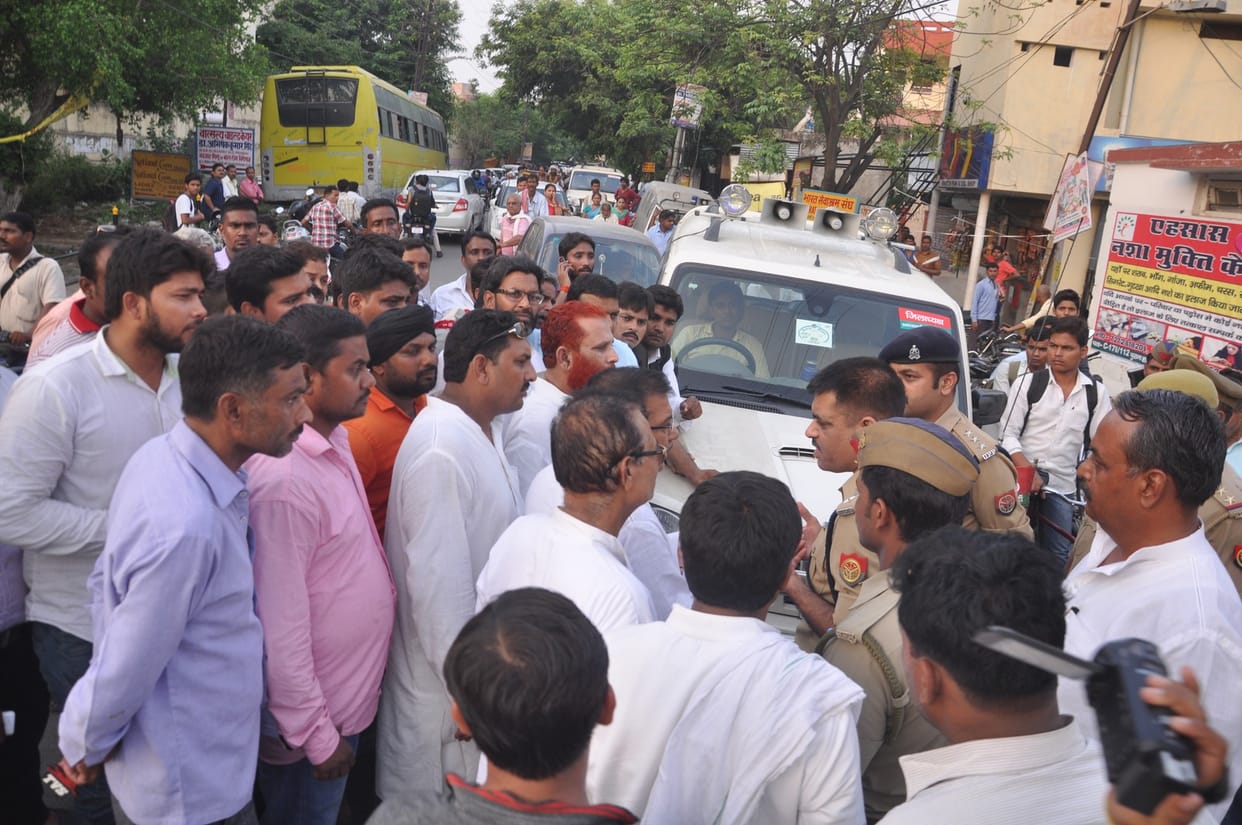 police beat to SP leader, 4 policeman suspend