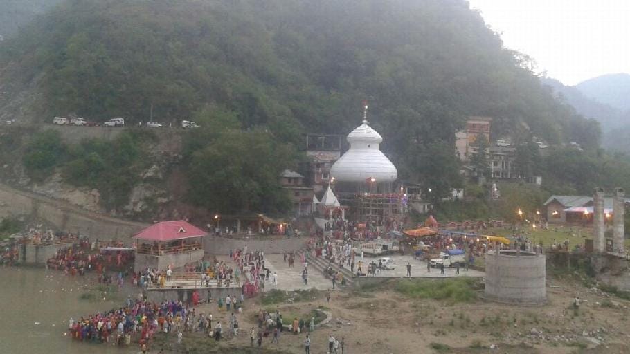 thousands of devotee bath in kandapatan