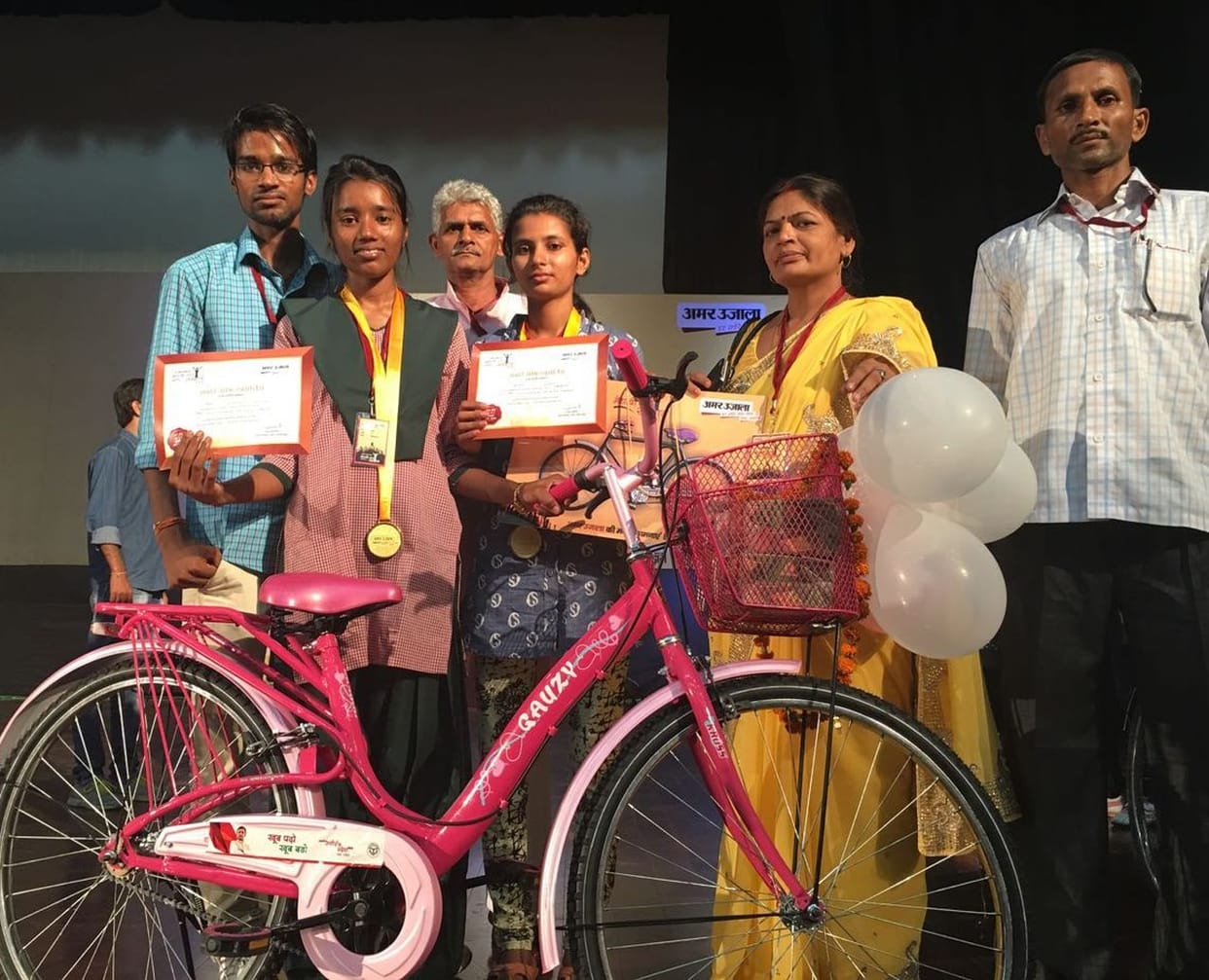 CM  gave prize in Amar Ujala program