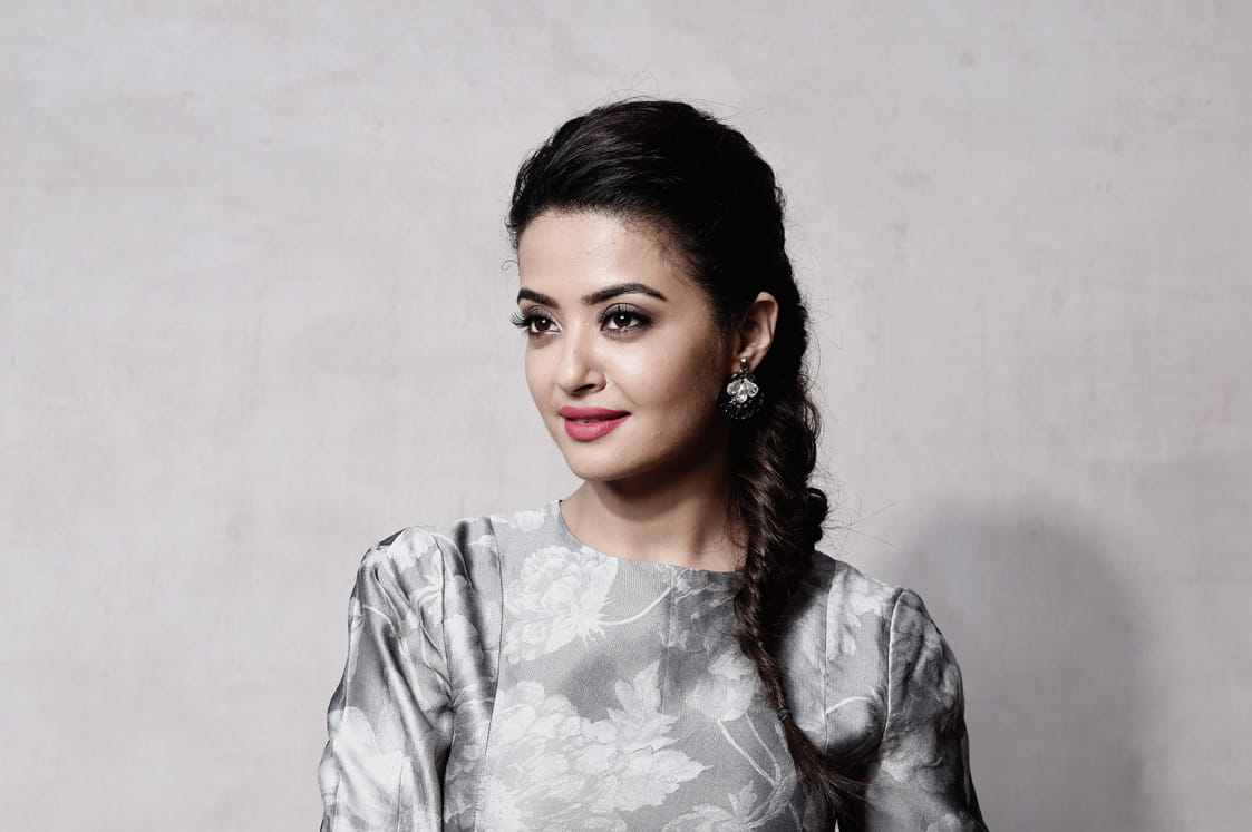 why people are questioning on anil's kiss
