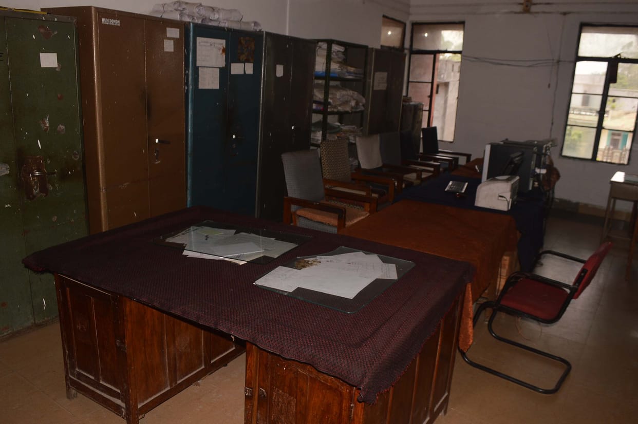 The government clerk left work on strike