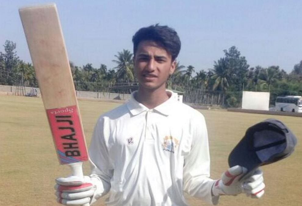 indian wins u19 world cup, abhishek sharma touches sachin tendulkar feet