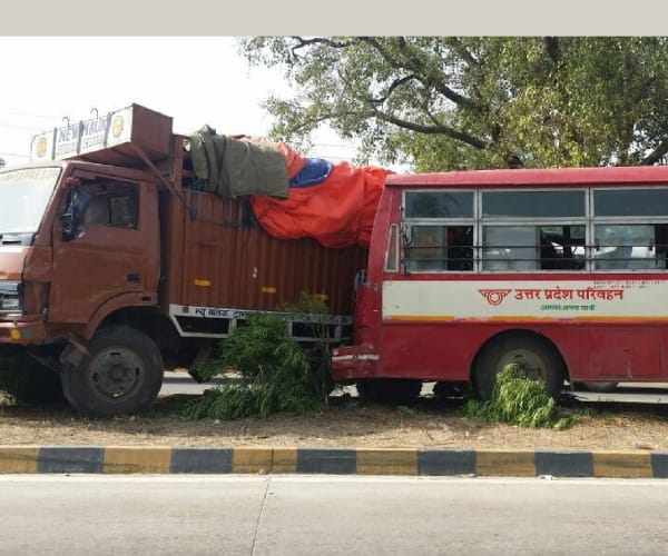  Three died in an accident in Faizabad.