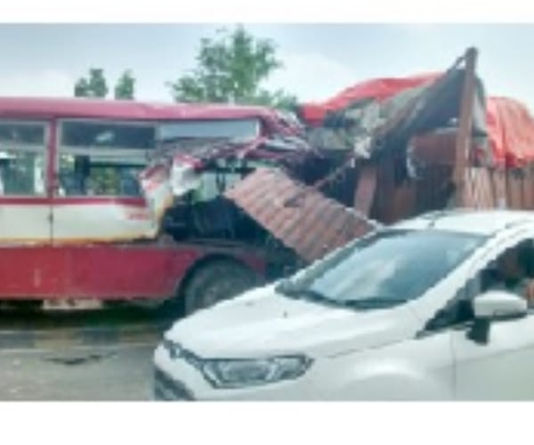  Three died in an accident in Faizabad.