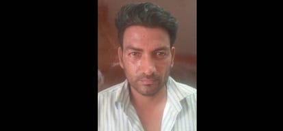 she denied to marry with him, crazy lover threw acid on her face